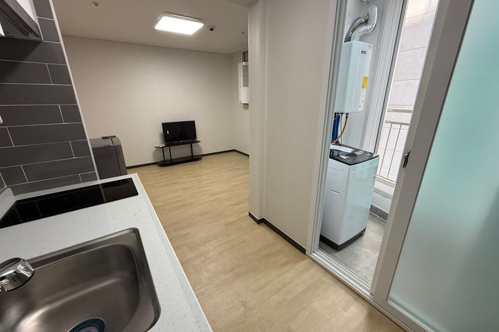 Room a 6-minute walk from Songtan Station 5th image