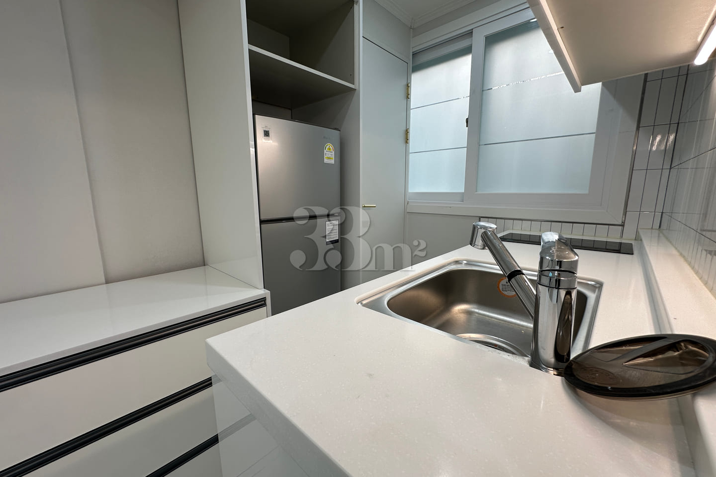 Hotel-style White Room Fully Furnished 7th image