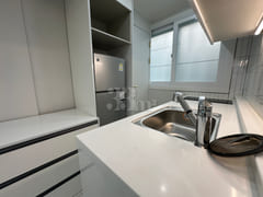 Hotel-style White Room Fully Furnished 7th image