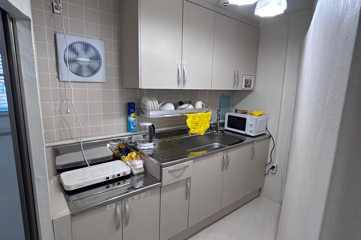 Cozy 2-Room Unit 8th image