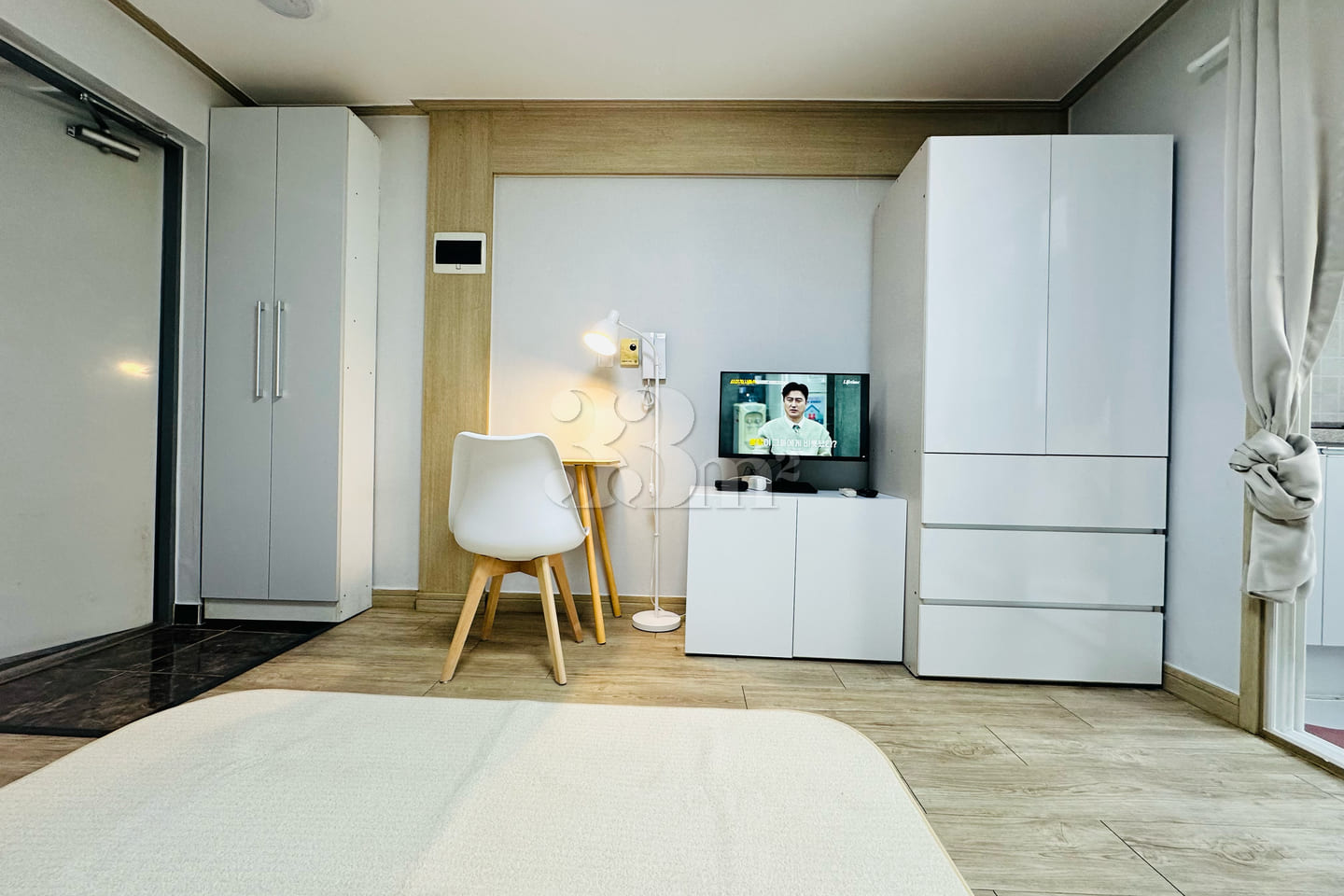 Fully furnished studio apartment near the cen 3th image