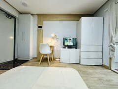Fully furnished studio apartment near the cen 3th image