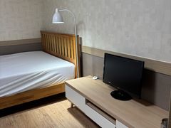 Large studio apartment near the subway statio 6th image