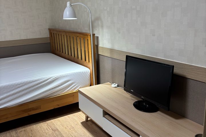 Large studio apartment near the subway statio 6th image