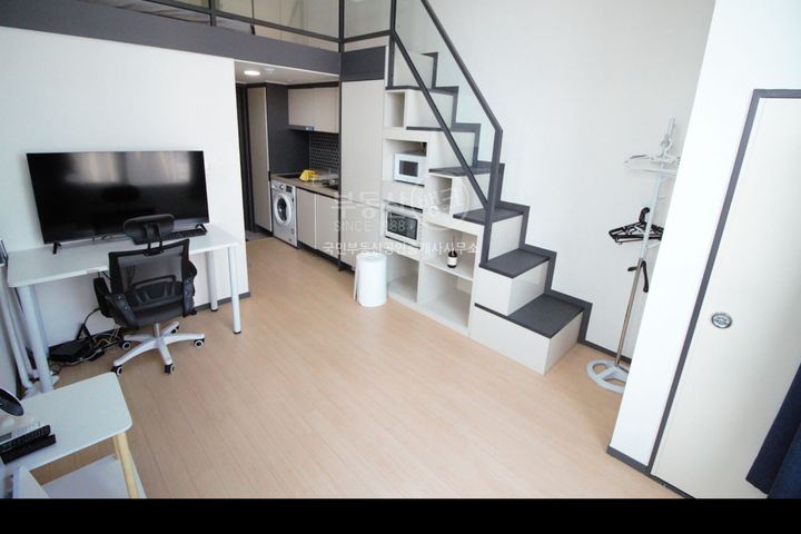Loft-style officetel near Hoegi Station 4th image