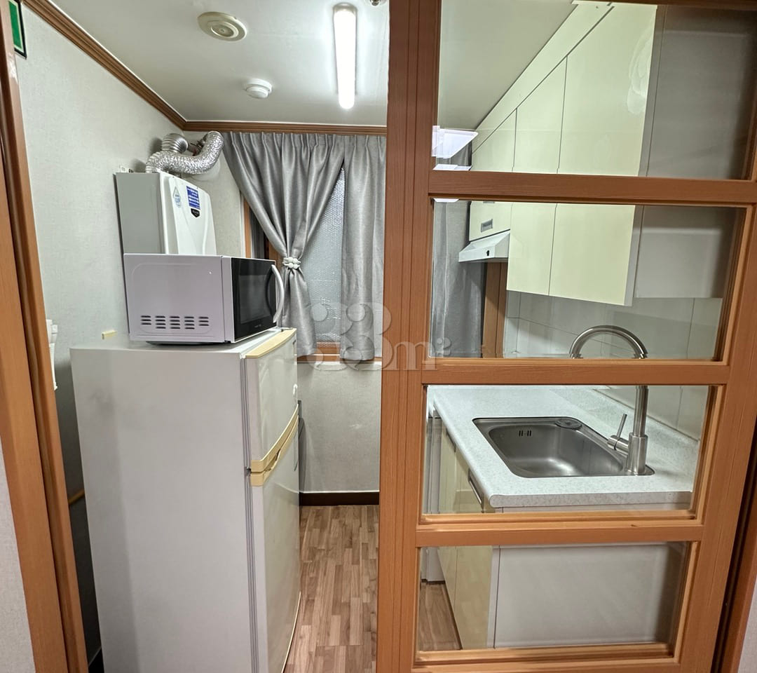 Clean, fully furnished room B in front of Bye 5th image