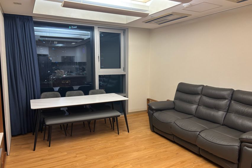 Connection to the International Business Dist 18th image