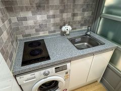 Remodeled studio apartment, 1 minute from Ewh 3th image