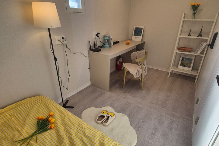 Large Room E (with exterior window) 3th image