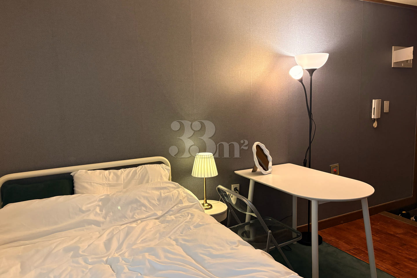 A pleasant room right next to the subway stat 5th image