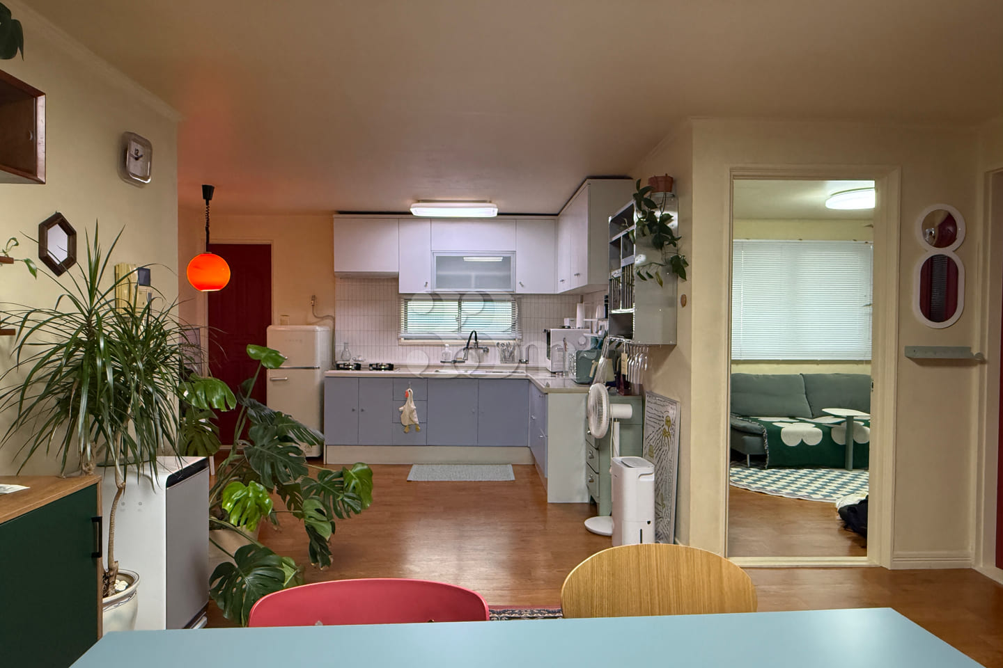 A house with a vintage vibe 2th image