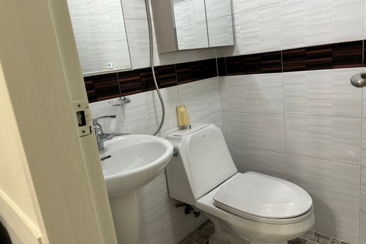 Cost-effective two-bedroom apartment in a dou 3th image