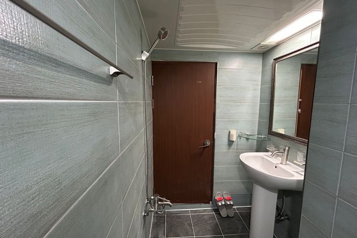3rd-floor studio apartment, 3-minute walk fro 5th image