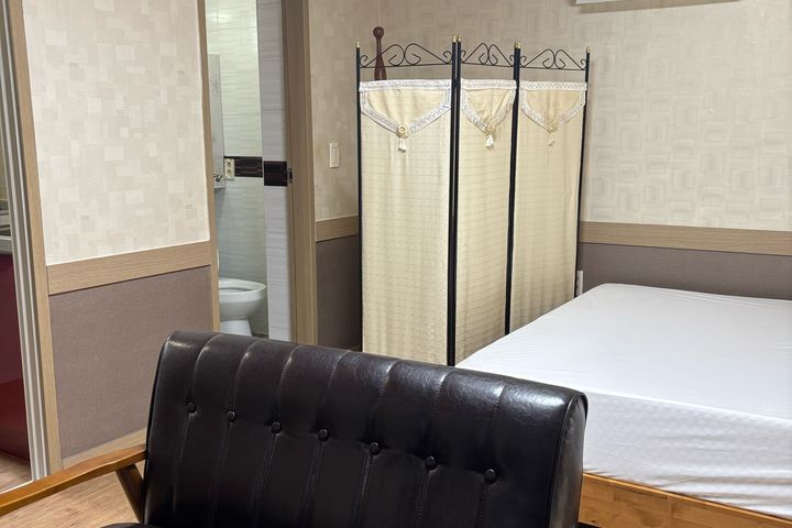 Large studio apartment near the subway statio 5th image