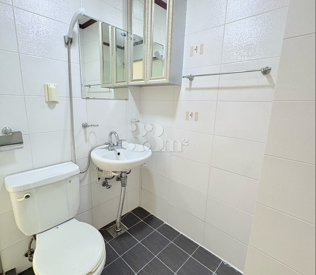 Fully furnished 3-room unit near Juan Station 2th image