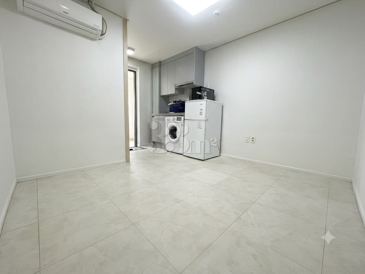 Affordable, newly built, semi-basement studio 4th image