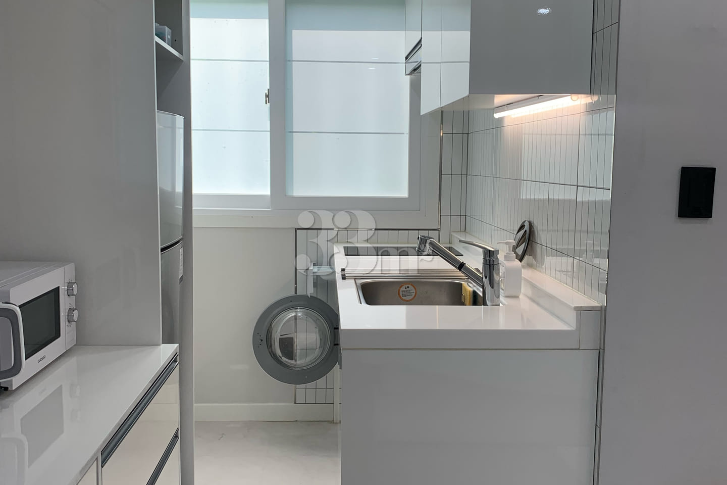 Hotel-style White Room Fully Furnished 8th image