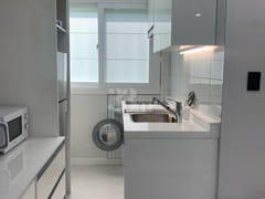 Hotel-style White Room Fully Furnished 8th image