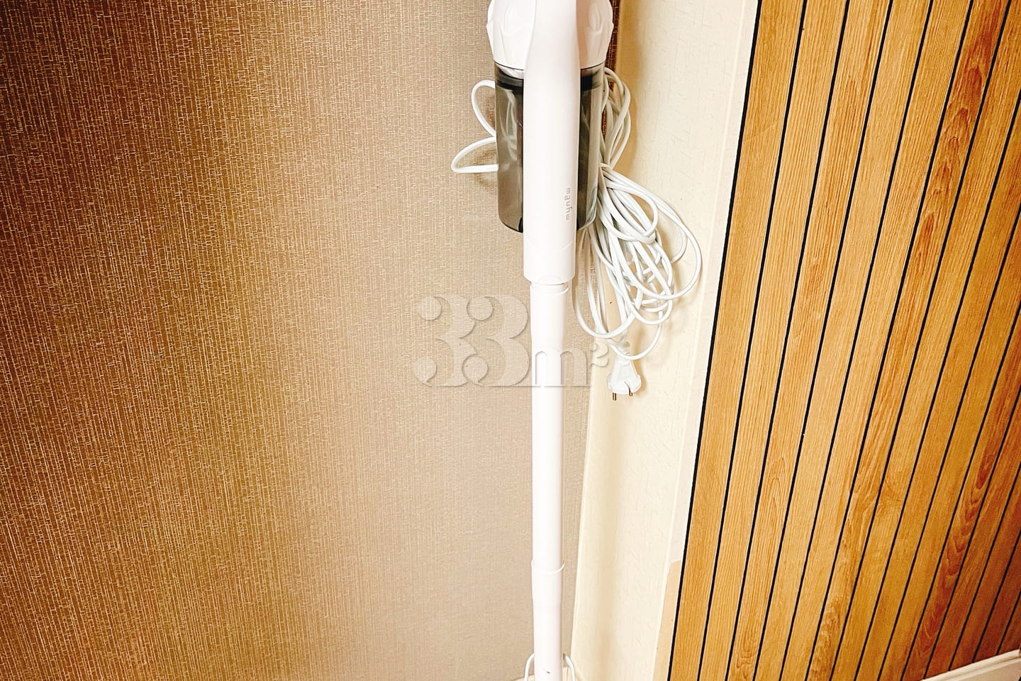 Spacious studio apartment in the center of Ch 10th image