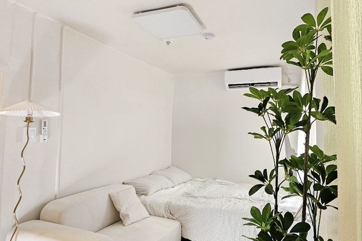 Cozy 2-Room Unit 1th image