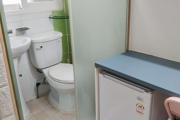 Studio apartment near Sinchon Station 2 3th image