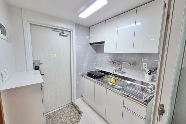 ✨Popular Host: Fully Furnished Unit 203 2th image