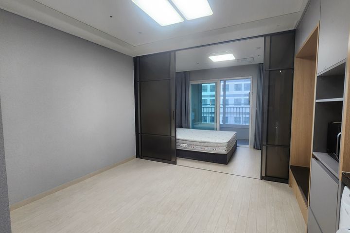 Southeast-facing unit with park view 3th image