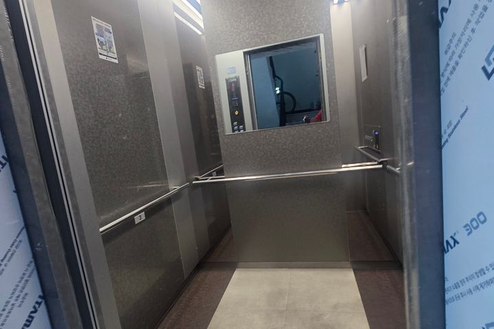 Clean Gaebong-dong unit with a small terrace 12th image