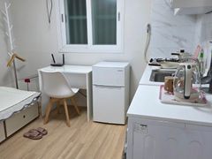 Remodeled studio apartment, 7 minutes from th 1th image
