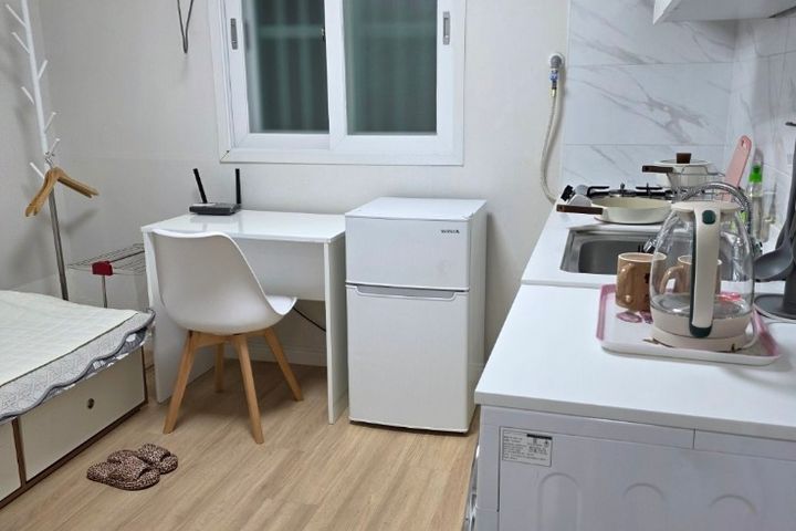Remodeled studio apartment, 7 minutes from th 1th image