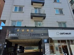 7-minute walk from Gangnam Station and Yeoksa 16th image