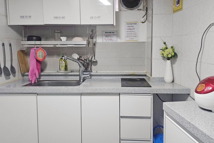 ROOM 310 4th image