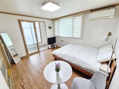 Fully furnished studio apartment near City Ha 1th image