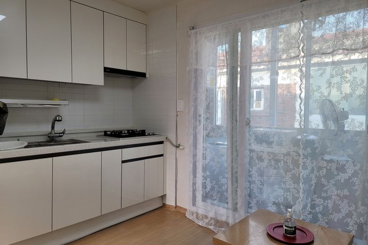 4. Fully renovated, 2 rooms with good natural 6th image