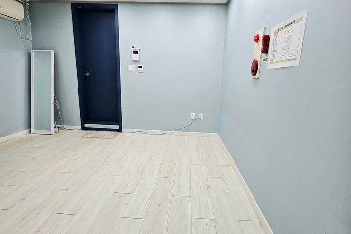 A great house to live in near the subway stat 1th image