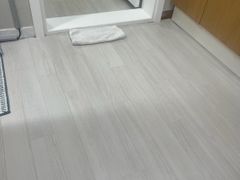Large room with parking for pets 9th image