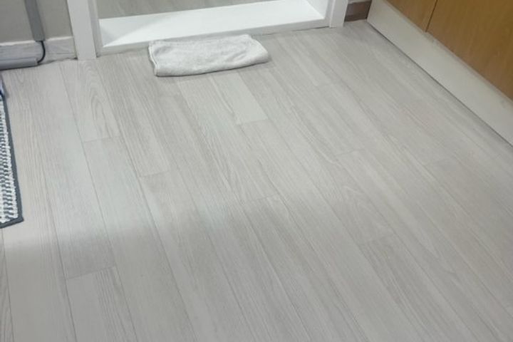 Large room with parking for pets 9th image
