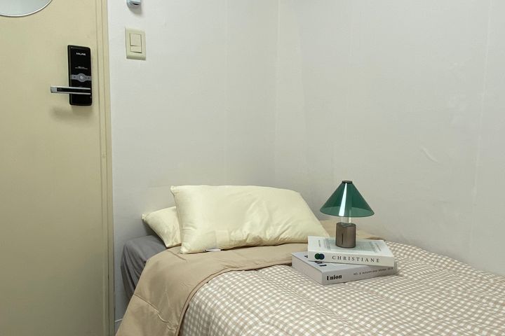 Mini-room with an internal window 3th image