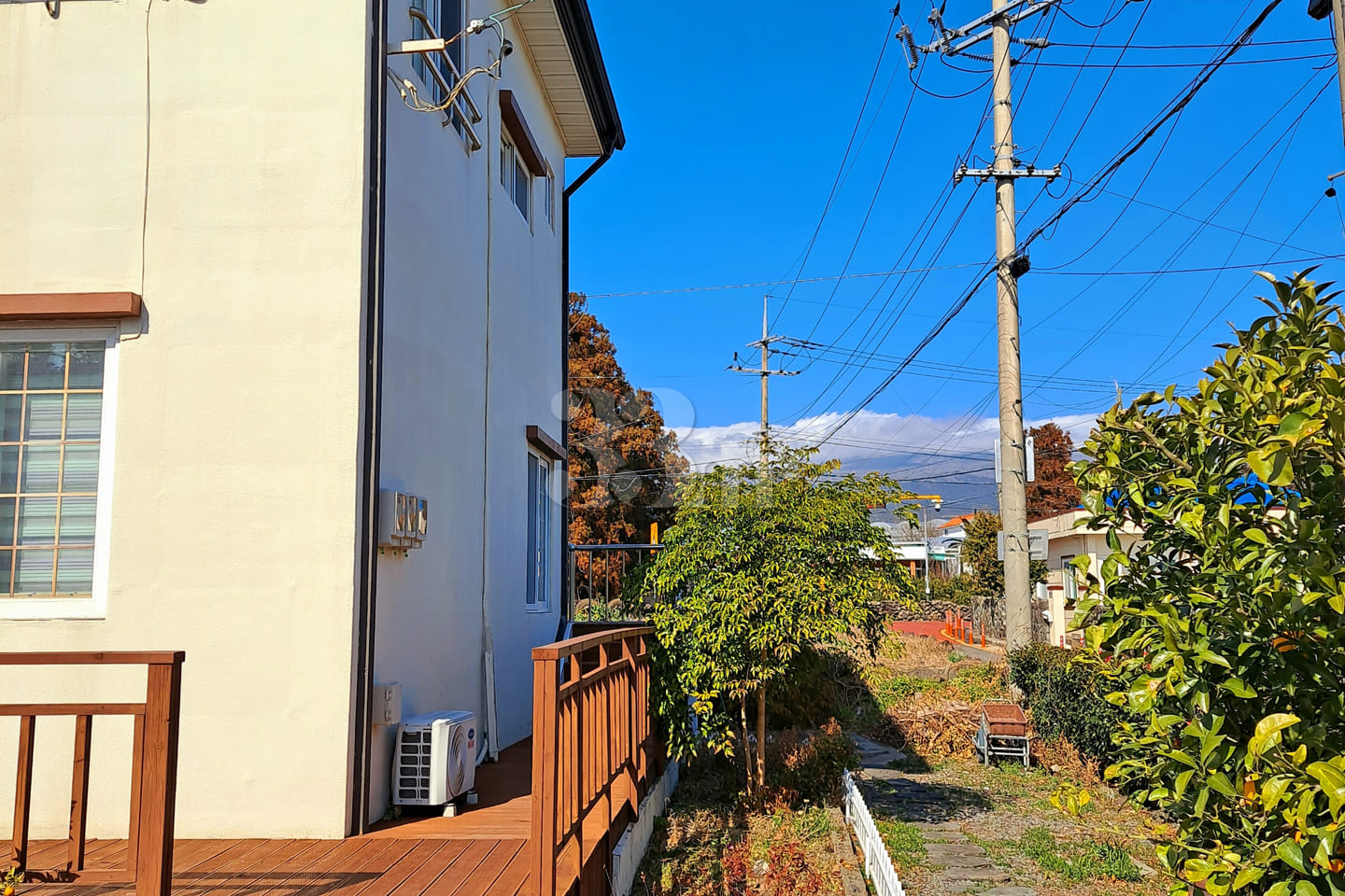 A Sun-Drenched House in Seogwipo 9th image