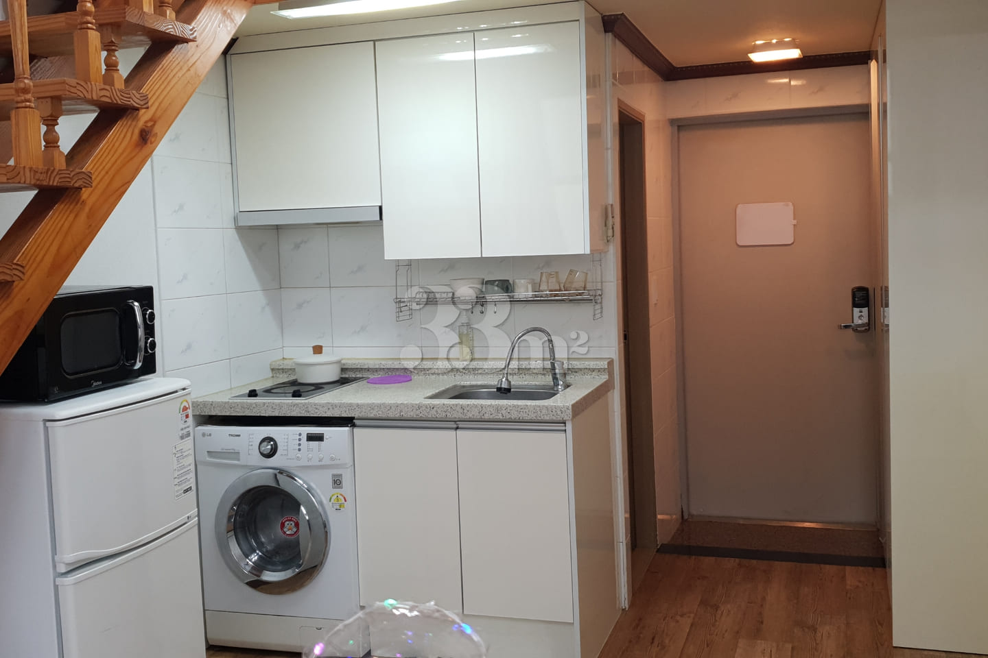 Spacious, bright, and quiet duplex 4th image