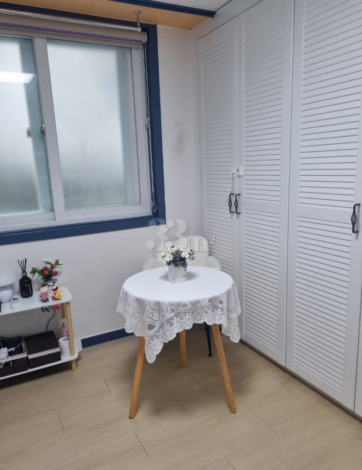 Room 203 7th image