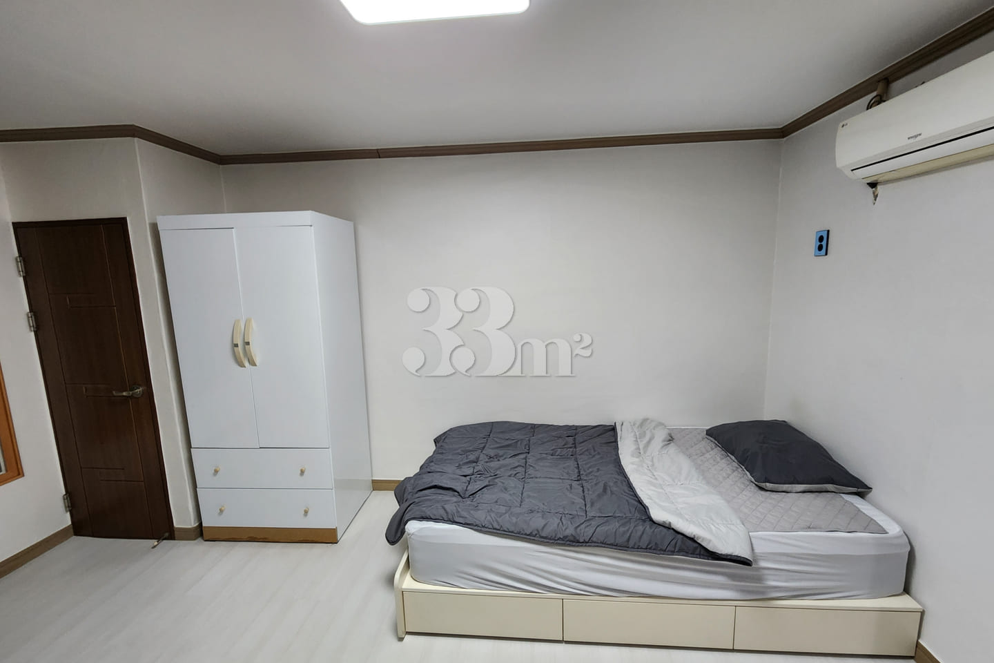 Spacious studio apartment near Busan City Hal 4th image