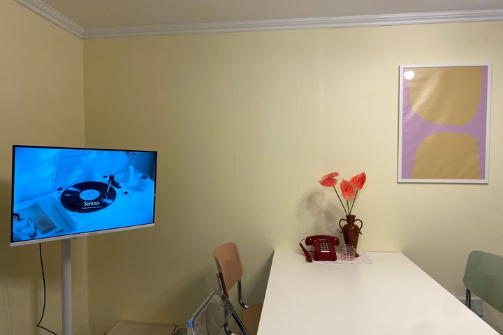 5 minutes from Sinchon Station / 1st floor, p 3th image