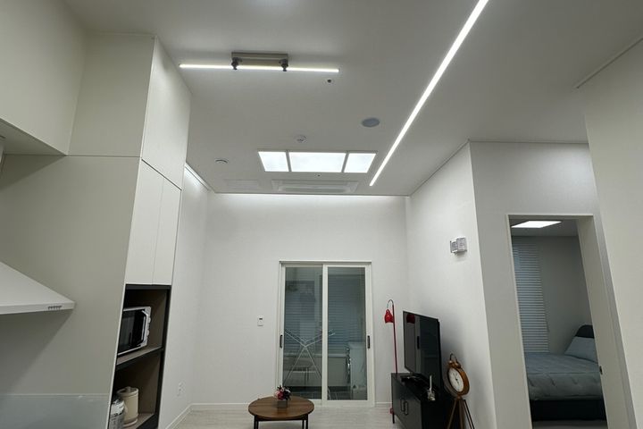 Brand-new two-room unit, parking available. 4th image