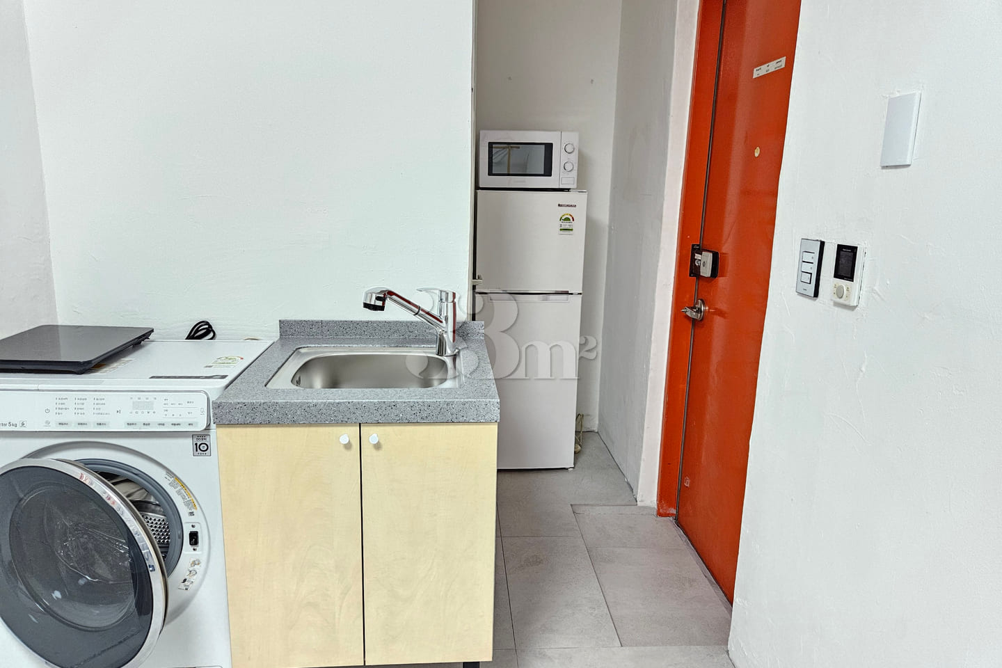 Clean studio apartment in a triple station ar 16th image