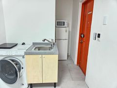 Clean studio apartment in a triple station ar 16th image