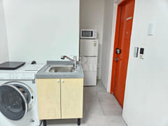 Clean studio apartment in a triple station ar 16th image