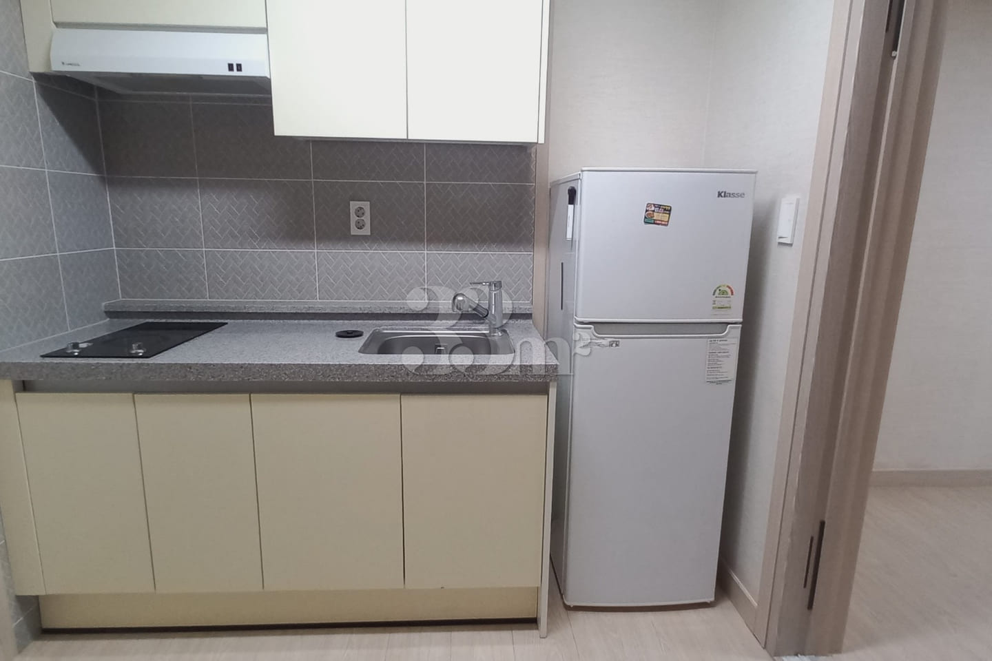 Sunny and Clean Studio Apartment 3th image
