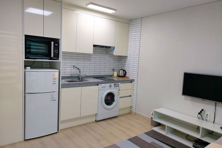 Bright studio apartment near Innovation City 4th image