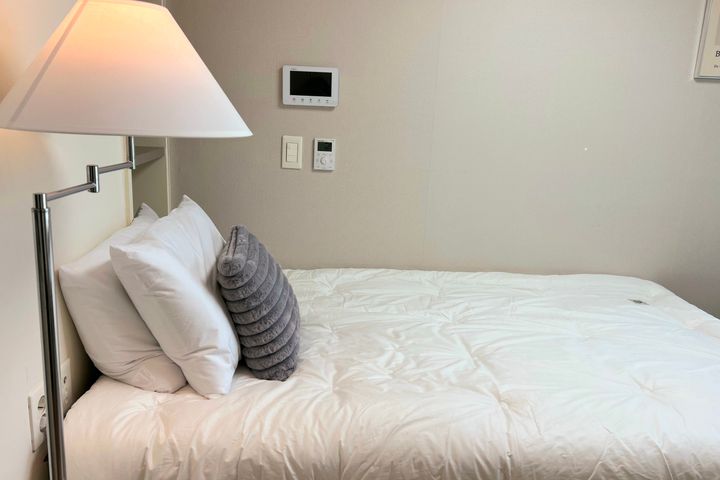 5 mins from Gadi Station ❤️ Fully furnished ( 1th image